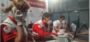 Personal de la instituci&oacute;n brindando el servicio de teleasistencia.
