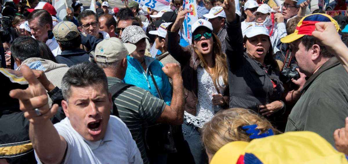 El candidato vicepresidencial Andr&eacute;s P&aacute;ez se uni&oacute; ayer por la ma&ntilde;ana a las protestas de partidarios de CREO, en los exteriores del CNE en Quito.