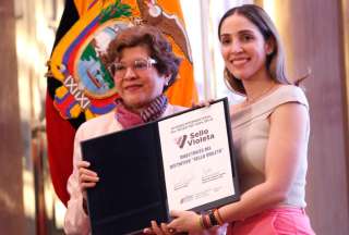 Ivonne Núñez, ministra de Trabajo y Sonsoles García, ministra de la Producción, en la presentación del Sello Violeta en Guayaquil
