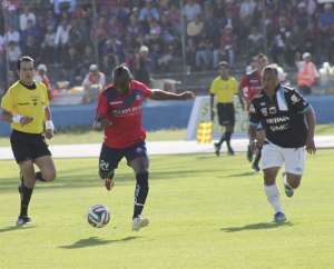 Olivo (d) jug&oacute; el partido entre el Deportivo Quito y Olmedo, en la fecha tres del campeonato local.