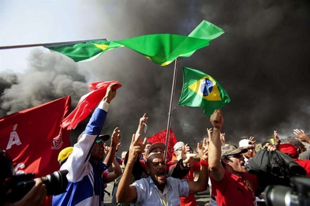 Integrantes del Movimiento de Trabajadores Sin Techo (MTST) protestan hoy, frente al estadio Arena Corinthians, en la ciudad de Sao Paulo, una de las doce sedes del Mundial. Foto: EFE