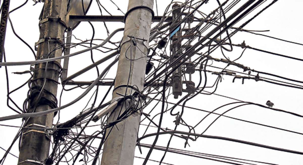 Las empresas proveedoras de servicios de Internet y telefon&iacute;a se encuentran en proceso de retirar los cables que ya no est&aacute;n en uso. Foto: Cortes&iacute;a GAD de Portoviejo