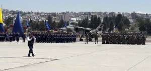 Desfile de honor con el paso de los cadetes y alumnos de las escuelas de formaci&oacute;n.