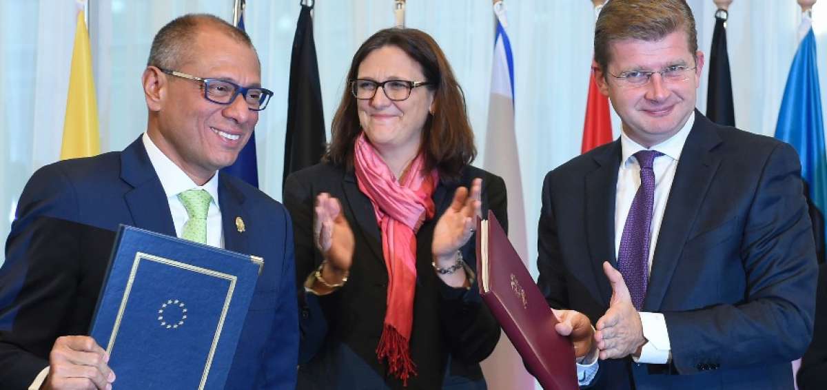 La presidenta en ejercicio del Consejo de la Uni&oacute;n Europea,Cecilia Malmstr&ouml;m, aplaude al vicepresidente de Ecuador, Jorge Glas Espinel, y al ministro de Econom&iacute;a eslovaco, Peter Ziga, luego de firmar la adhesi&oacute;n del pa&iacute;s sudamericano al Acuerdo Comercial con el bloque europeo. 