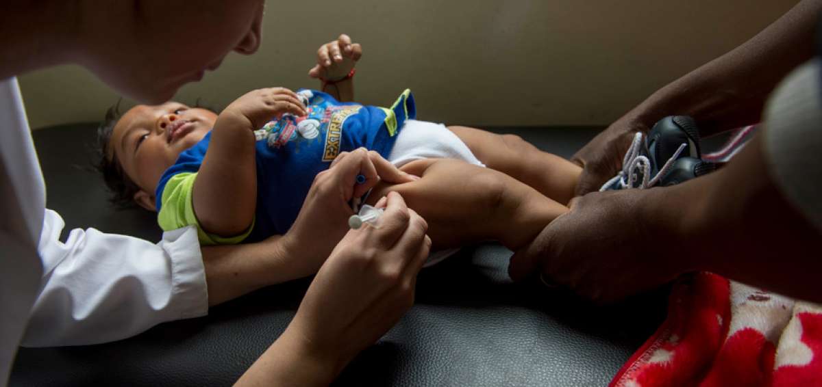 Los infantes, hasta los seis meses, reciben tres dosis de vacunas. La primera es la BCG (contra la tuberculosis). 
