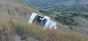 El bus rod&oacute; cerca de 50 metros por un abismo en el sur de Colombia.