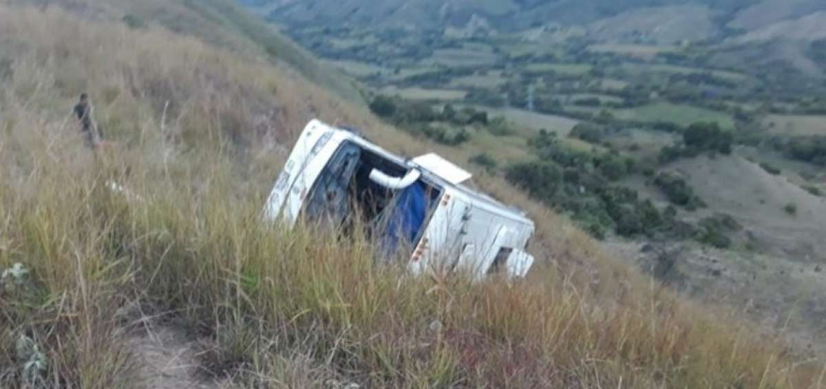 El bus rod&oacute; cerca de 50 metros por un abismo en el sur de Colombia.