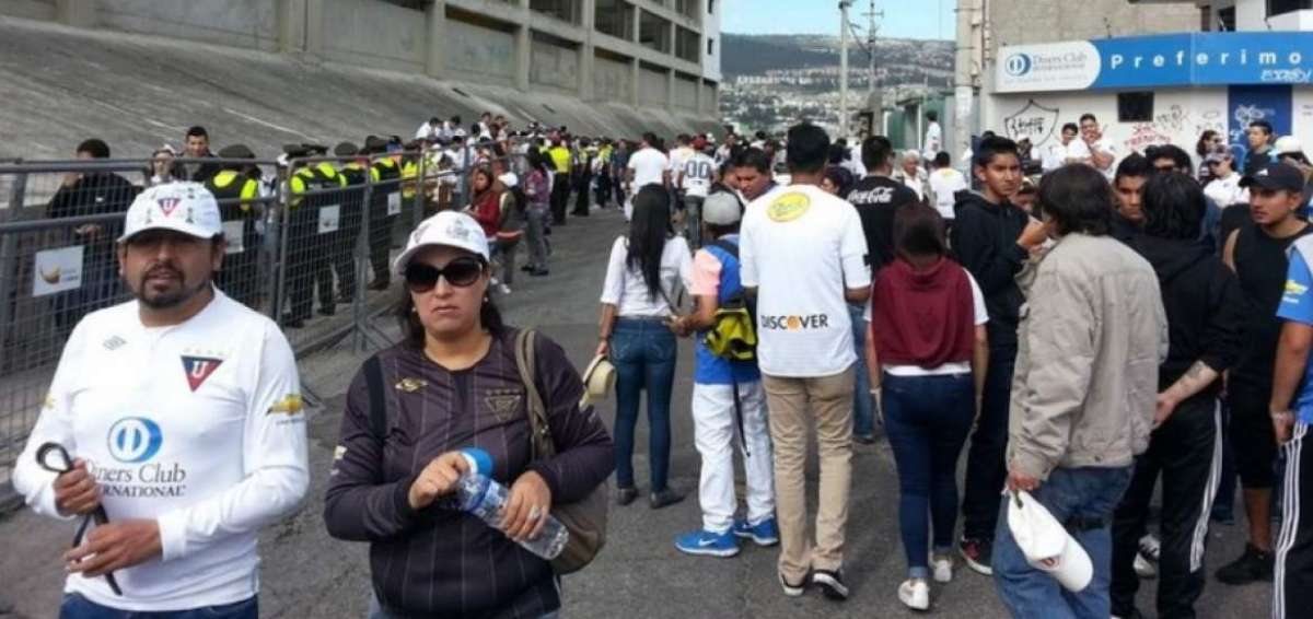 Dentro del estadio de Ponciano se puede observar casi un lleno total en las gradas.