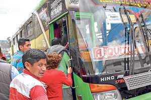 Los moradores de Guayllabamaba  viajan diariamente de 2 a 3 horas desde sus hogares hasta Quito. Foto: Santiago Aguirre.