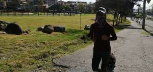 En el parque de Miraflores, uno de los m&aacute;s importantes de Cuenca, la marchista nacional Paola P&eacute;rez retom&oacute; los entrenamientos fuera de casa