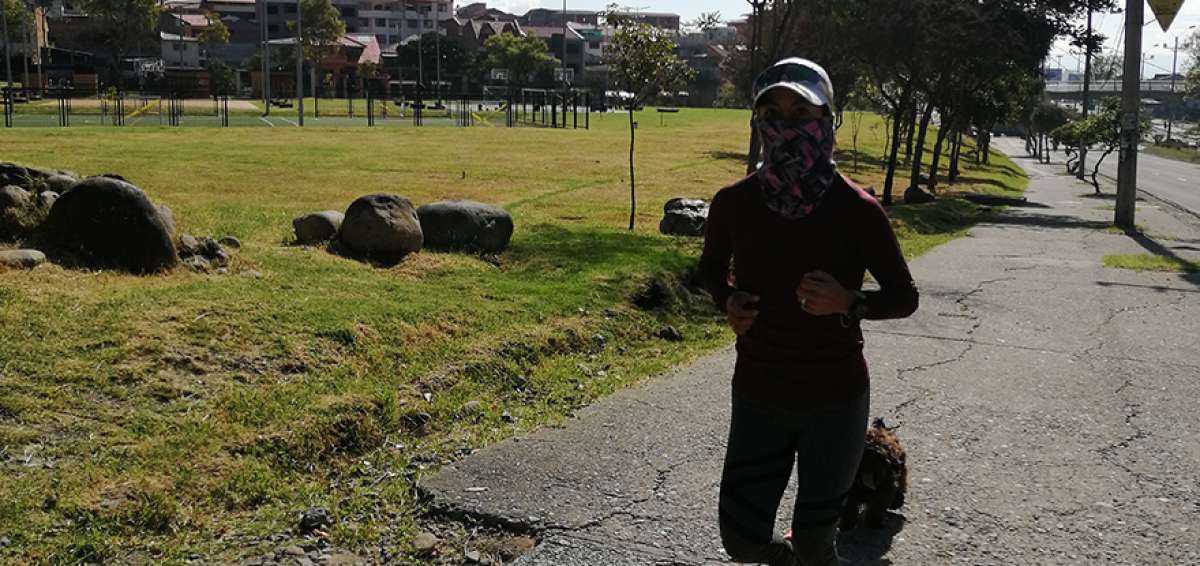 En el parque de Miraflores, uno de los m&aacute;s importantes de Cuenca, la marchista nacional Paola P&eacute;rez retom&oacute; los entrenamientos fuera de casa