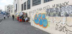 La fachada del Mercado Central, en el ingreso al Centro Hist&oacute;rico, est&aacute; llena de leyendas, dibujos y anuncios sin que el Municipio haya intervenido hasta ahora.