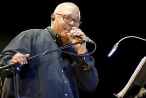 Cantautor Pablo Milan&eacute;s recibir&aacute; Grammy Latino Honor&iacute;fico