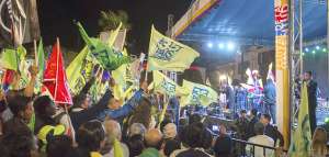 En la Plaza de la Independencia se concentraron los simpatizantes de Alianza PAIS. Con cantos y consignas de respaldo a Rafael Correa aseguraron que no permitir&aacute;n que la oposici&oacute;n les quiten lo ganado hasta ahora. Foto:Cortes&iacute;a Presidencia de la Rep&uacute;blica
