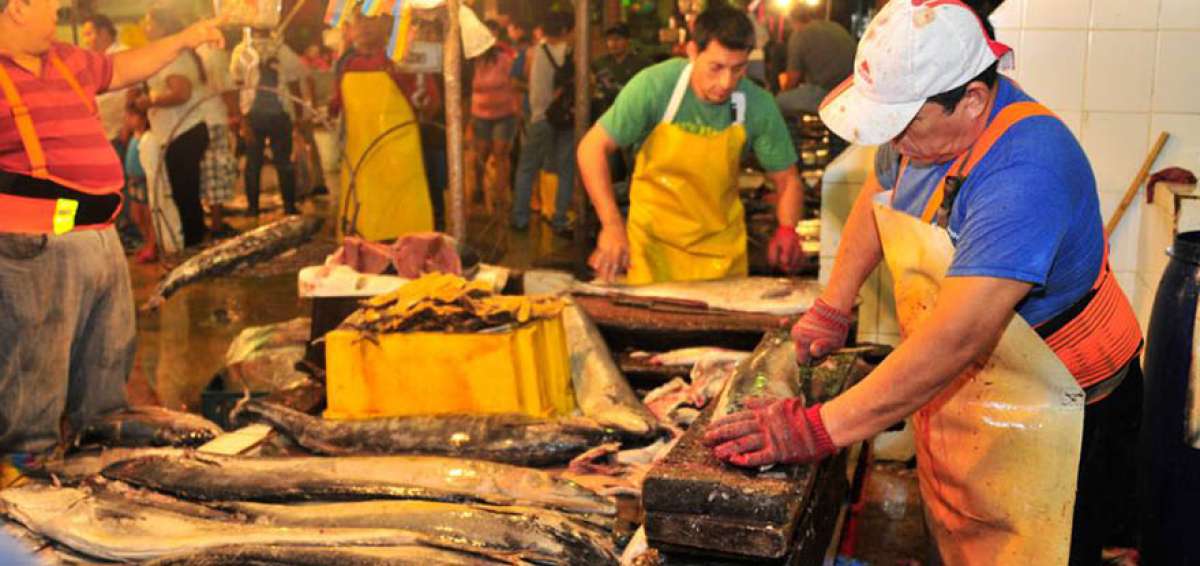 Personas de distintos sectores de Guayaquil acuden a este sitio, ubicado en el sur de la urbe, con el &uacute;nico objetivo de comprar mariscos y pescado.