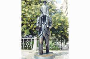 Estatua de bronce de color negro. que simboliza la obra literaria de Kafka, en Praga.