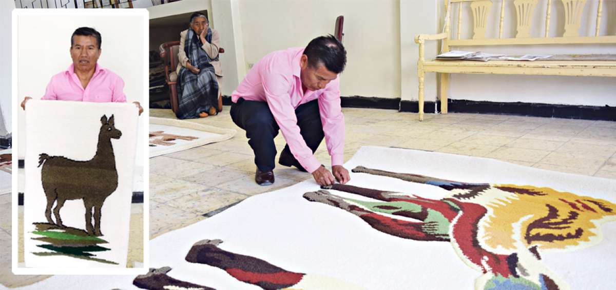 Alfredo Allauca, artesano de Guano, muestra uno de sus m&aacute;s recientes trabajos: una alfombra con la imagen de una llama. &Eacute;l mismo se encarga de darle los &uacute;ltimos toques y arreglar detalles a este trabajo.