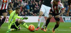De Gea (i) sufri&oacute; una lesi&oacute;n en la rodilla, en el calentamiento del duelo de Europa League ante el Midtjylland.