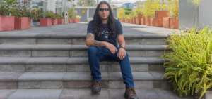 El letrista y compositor Christian Buitr&oacute;n, &ldquo;Maldito&rdquo;, muestra los discos Exordio, de la banda Triskell, y el compilatorio Ecuador Underground.