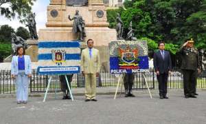 Las autoridades colocaron sus respectivos arreglos florales por los 195 a&ntilde;os de Independencia de Guayaquil. Foto: Cortes&iacute;a de Prefectura del Guayas