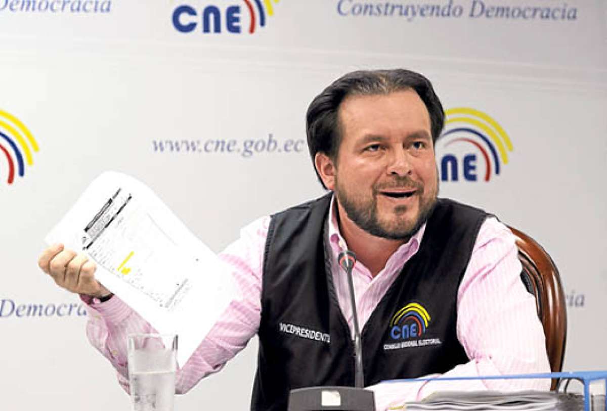 Pa&uacute;l Salazar, vicepresidente del CNE, dijo que si se sospecha sobre un intento de enga&ntilde;o, se enviar&aacute;n los documentos a la Fiscal&iacute;a. FOTO: JOHN GUEVARA.