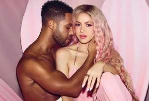Lucien Laviscount, actor de Emily in Paris, es se&ntilde;alado como el supuesto nuevo inter&eacute;s sentimental de Shakira.