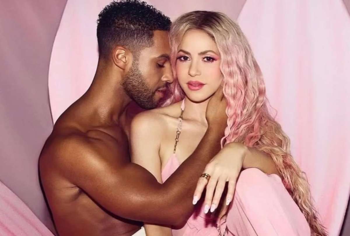 Lucien Laviscount, actor de Emily in Paris, es se&ntilde;alado como el supuesto nuevo inter&eacute;s sentimental de Shakira.