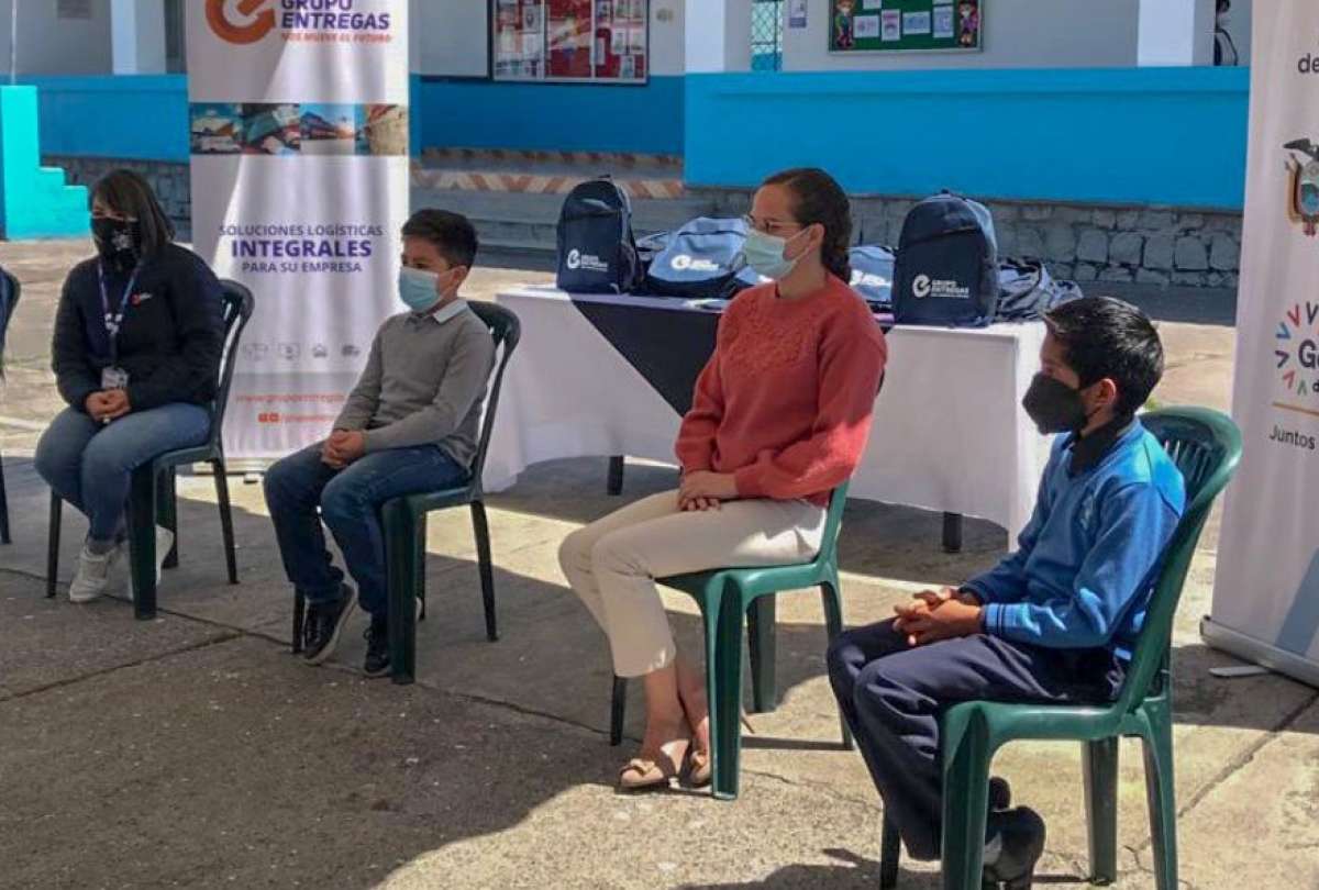 La ministra de Educaci&oacute;n, Mar&iacute;a Brown, durante un acto de kits educativos a estudiantes de la Escuela Fiscal Mixta Joaqu&iacute;n S&aacute;nchez de Orellana