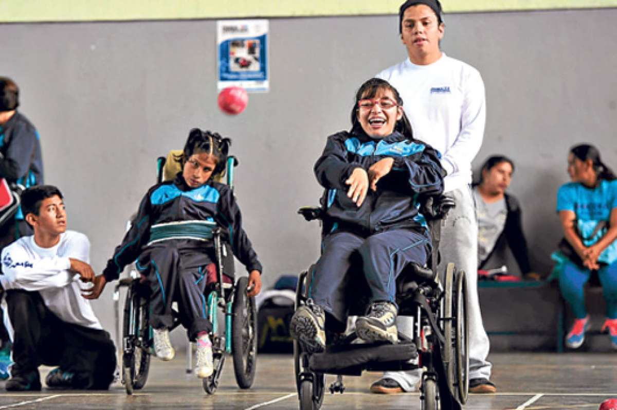 Pamela Espinoza (derecha) lanza una de las pelotas rojas durante su partida contra Dayana Chiliquinga (izq.) durante el Paranacional Interclubes de Boccia. Foto: Carina Acosta / El Tel&eacute;grafo