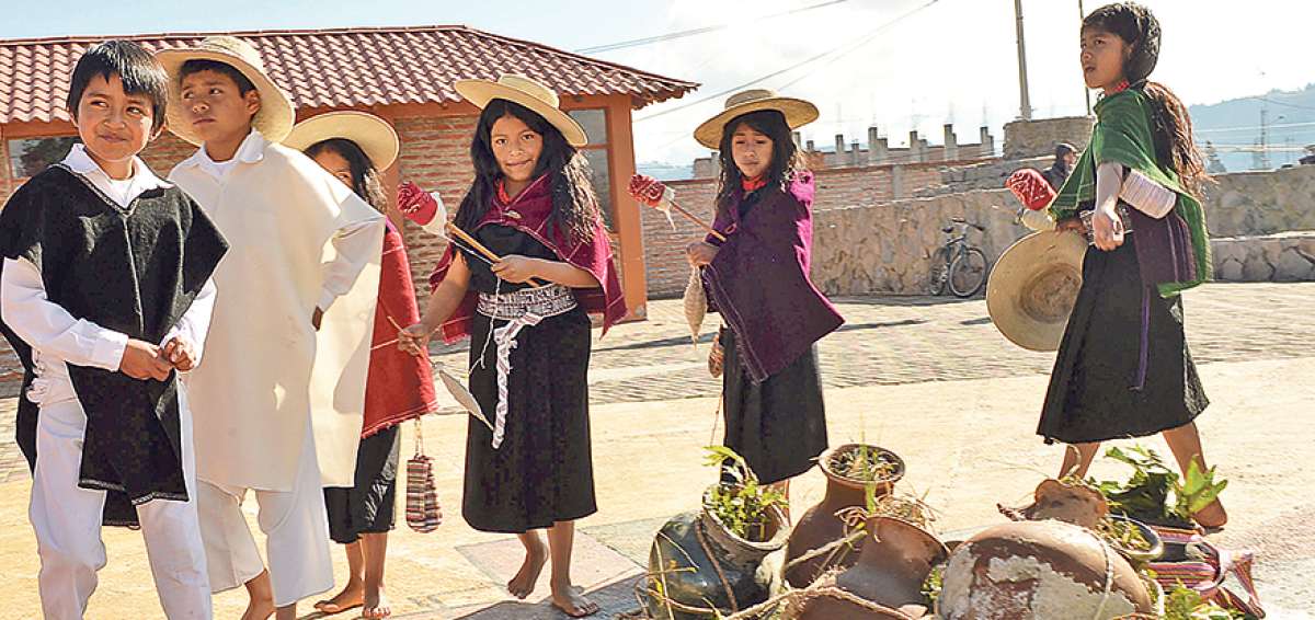 Hombres y mujeres j&oacute;venes de Salasaca participan descalzos en los rituales ancestrales del Pawkar Raymi. Entre ellos la peregrinaci&oacute;n hacia un ojo de agua del pueblo.