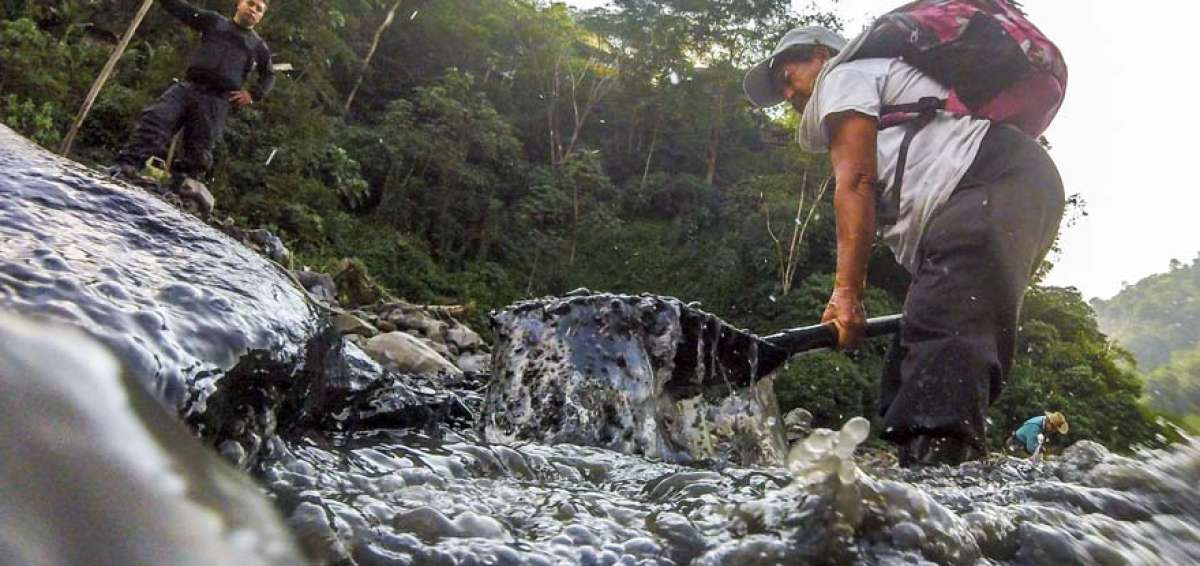 Blanca Buitrago busca piedras preciosas a pesar del fuerte caudal del r&iacute;o de la municipalidad de Muzo (Colombia).