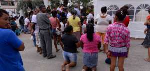 Moradores de Pedernales se unen para rezar por los damnificados