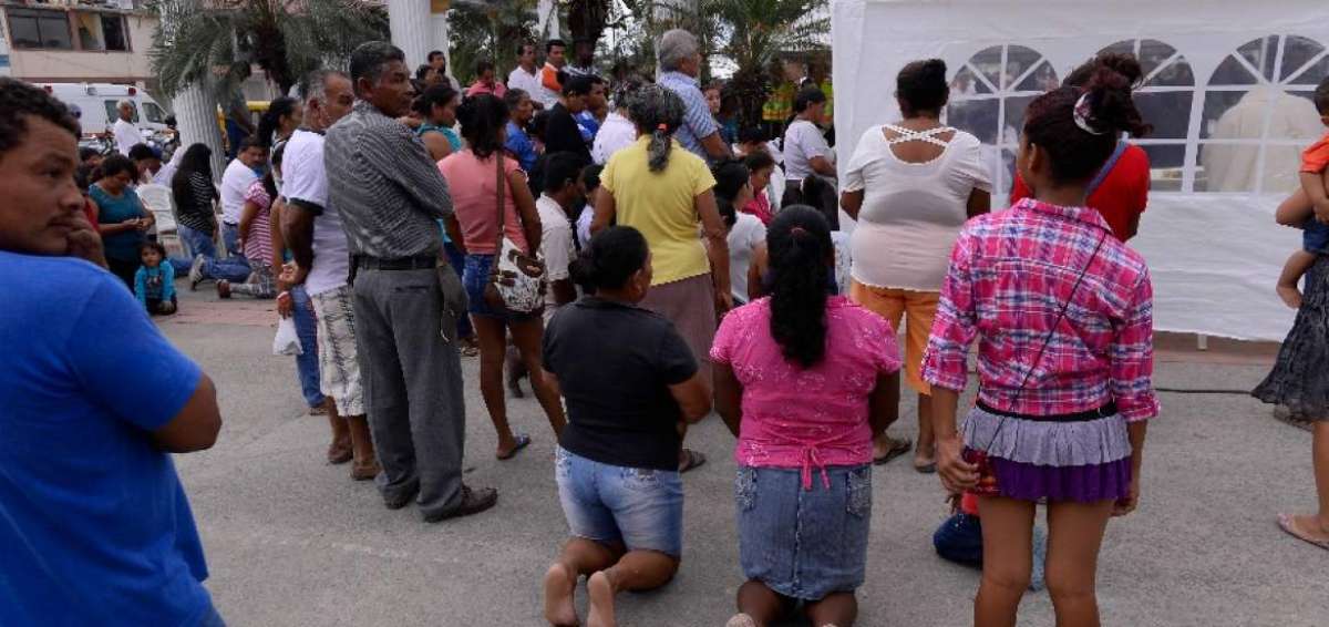 Moradores de Pedernales se unen para rezar por los damnificados