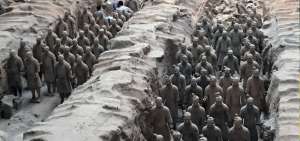 XIAN.- Una de las fosas contiene un ej&eacute;rcito en formaci&oacute;n de ataque con 6.000 figuras de caballos y soldados.