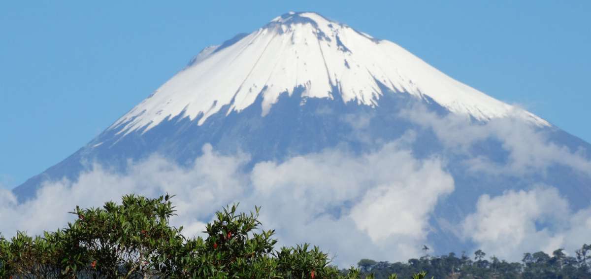 "Esta actividad de baja intensidad es t&iacute;pica del volc&aacute;n Sangay y no representa una amenaza fuera del cono volc&aacute;nico", explic&oacute; el IG en un bolet&iacute;n.