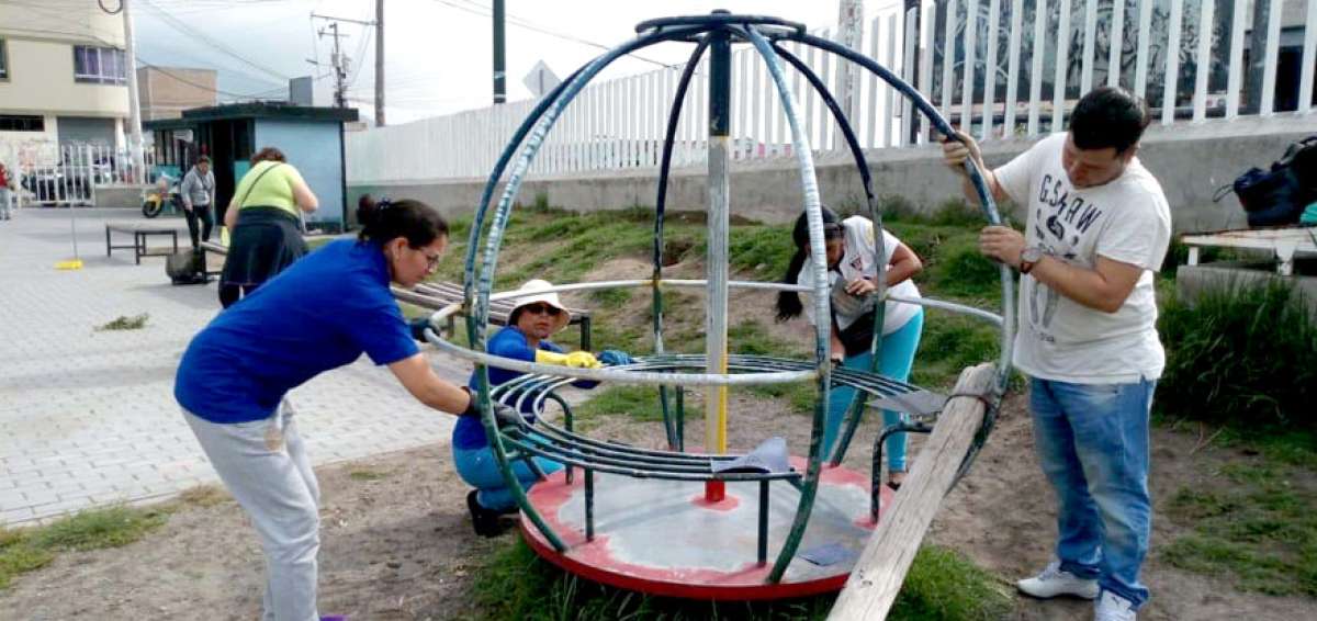 La ciudadan&iacute;a particip&oacute; en la minga de limpieza, en compa&ntilde;&iacute;a de sus familiares y residentes de los diferentes puntos de la capital.