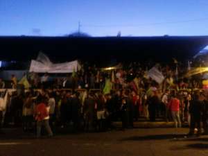 Simpatizantes del gobierno volvieron a la tribuna de los Shyris 
