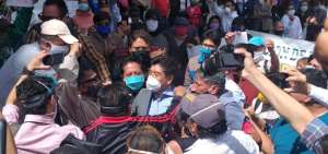Sin distanciamiento social, multitud acompa&ntilde;&oacute; al alcalde Jorge Yunda a la Fiscal&iacute;a