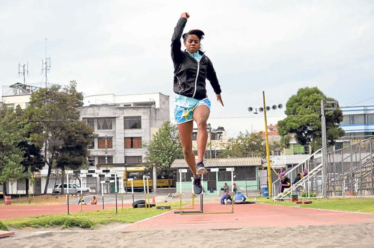 Yuliana Angulo durante sus entrenamientos en la pista Los Chasquis, en Quito. La atleta &lsquo;oro y grana&rsquo; integra el equipo de postas femenino y tambi&eacute;n hace salto largo. Foto: Cortes&iacute;a