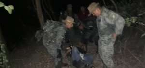 Personal del GOE durante las labores de rescate de los ocupantes del helic&oacute;ptero accidentado.