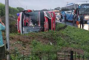 Al menos tres personas fallecieron, tras el volcamiento de un autobús. 