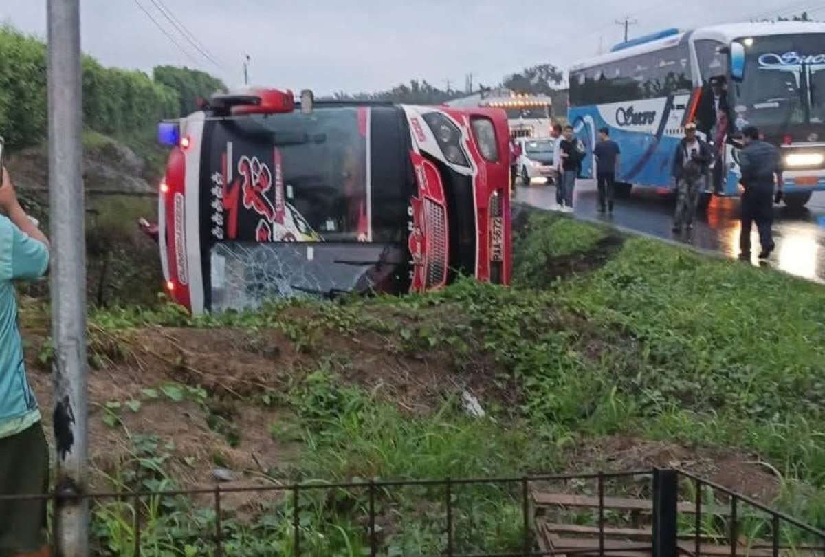 Al menos tres personas fallecieron, tras el volcamiento de un autobús. 