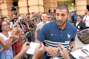 Karim Benzema (der.) fue autor de dos tantos en el partido que Francia gole&oacute; al combinado de Honduras. El viernes ser&aacute; titular ante Suiza. Foto: AFP.