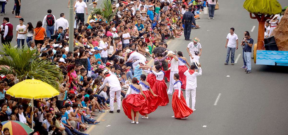 Estudiantes de los colegios 12 de Marzo y 18 de Octubre hicieron bailar al p&uacute;blico durante el desfile.   