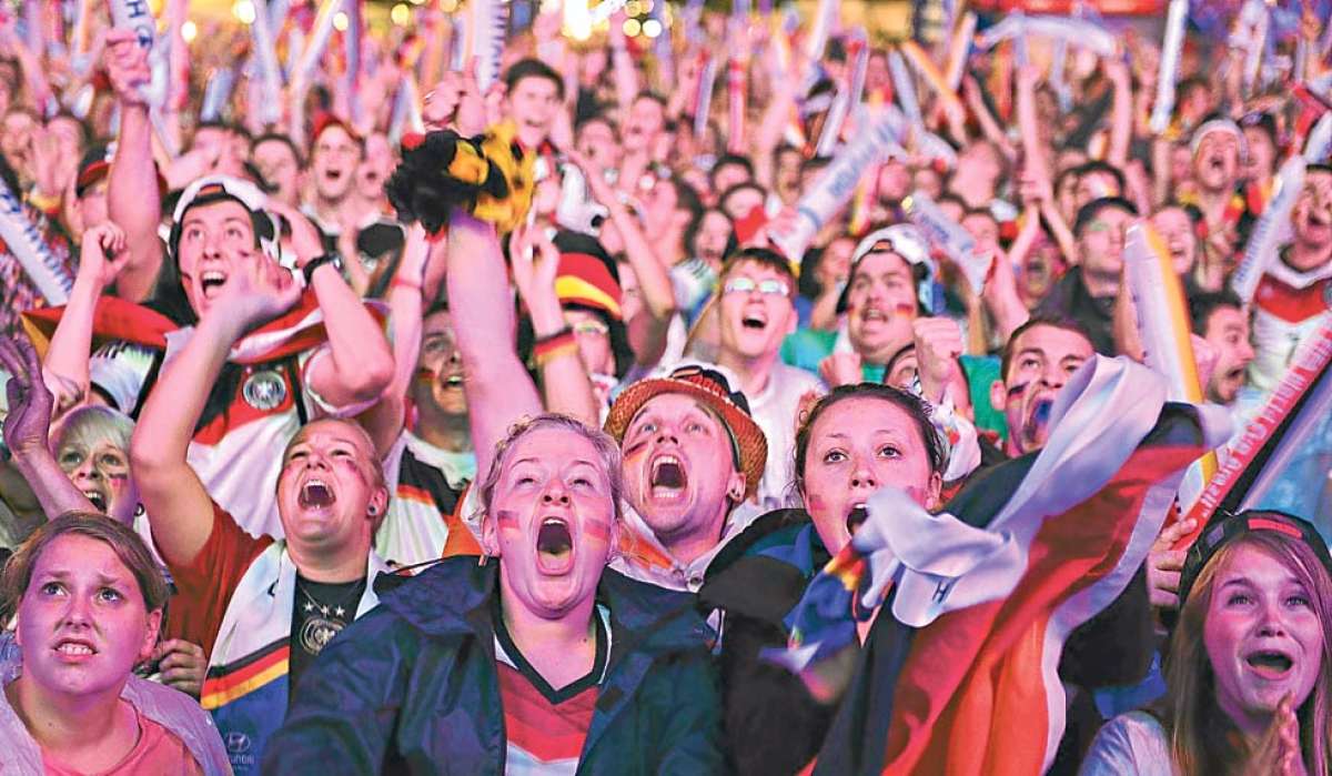 Cientos de aficionados alemanes se reunieron en Berl&iacute;n para observar el partido entre su selecci&oacute;n y Brasil por las semifinales del Mundial. Foto: AFP.
