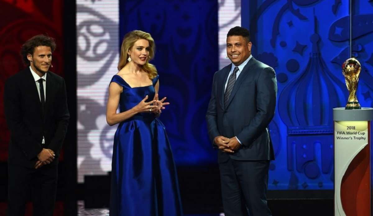 Diego Forl&aacute;n (i) y Ronaldo (d) asistieron en el sorteo de la Conmebol. Foto: FIFA