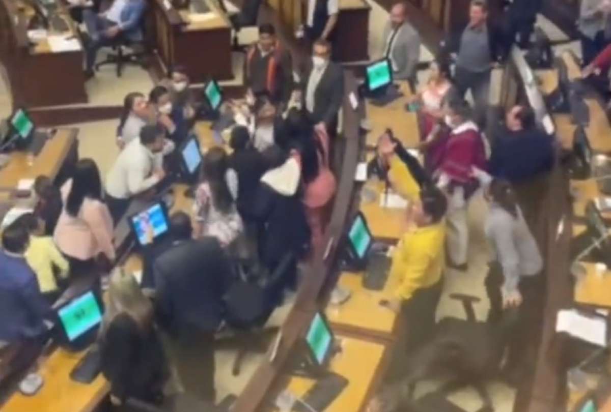 Asambleístas Moreira y Arias protagonizaron altercado en la sesión del Pleno