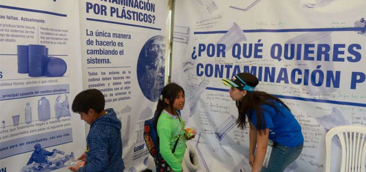 Lupita Cifuentes (der.), de WWF, ense&ntilde;a a los ni&ntilde;os los perjuicios del pl&aacute;stico. Cada persona utiliza un promedio semanal de 350 gramos de este material.