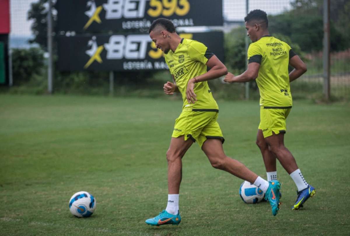 Byron Castillo controla el balón durante el entrenamiento de Barcelona, en Guayaquil
