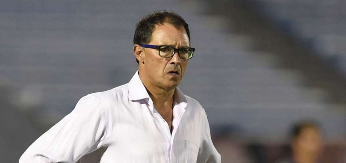 Alfredo Arias estudi&oacute; a los extremos de Barcelona para 'sellarles' las bandas